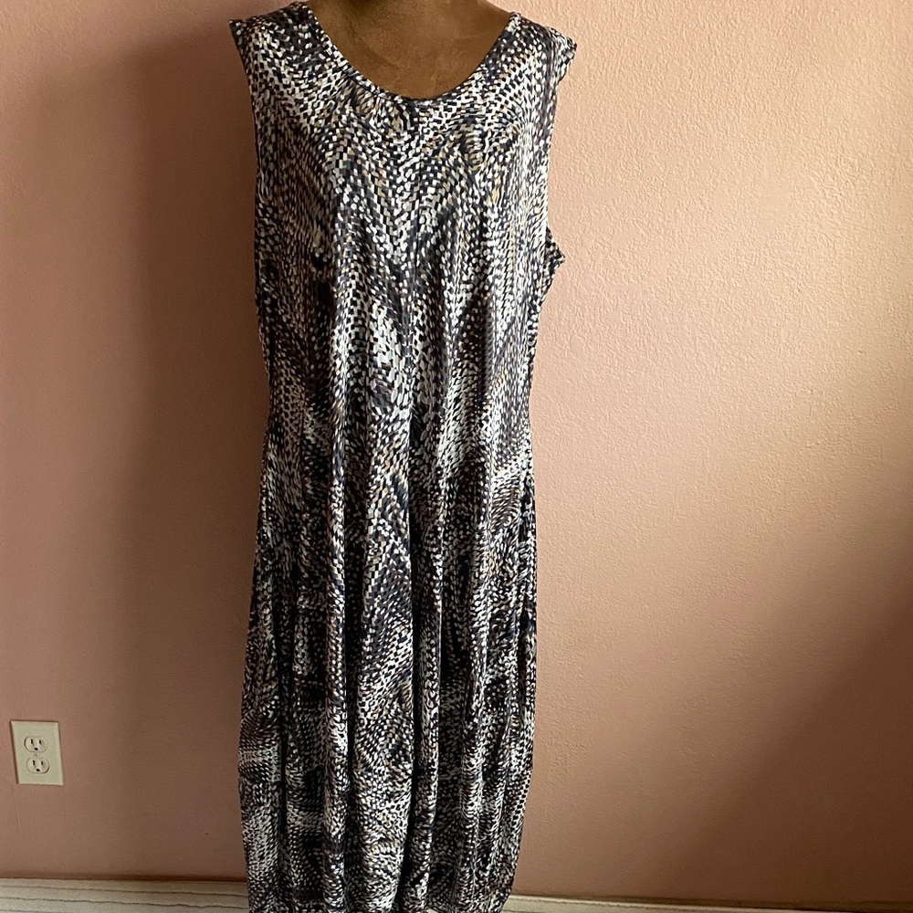 7 HANDS DESING Stretch Chic Monochrome Sleeveless Midi Dress